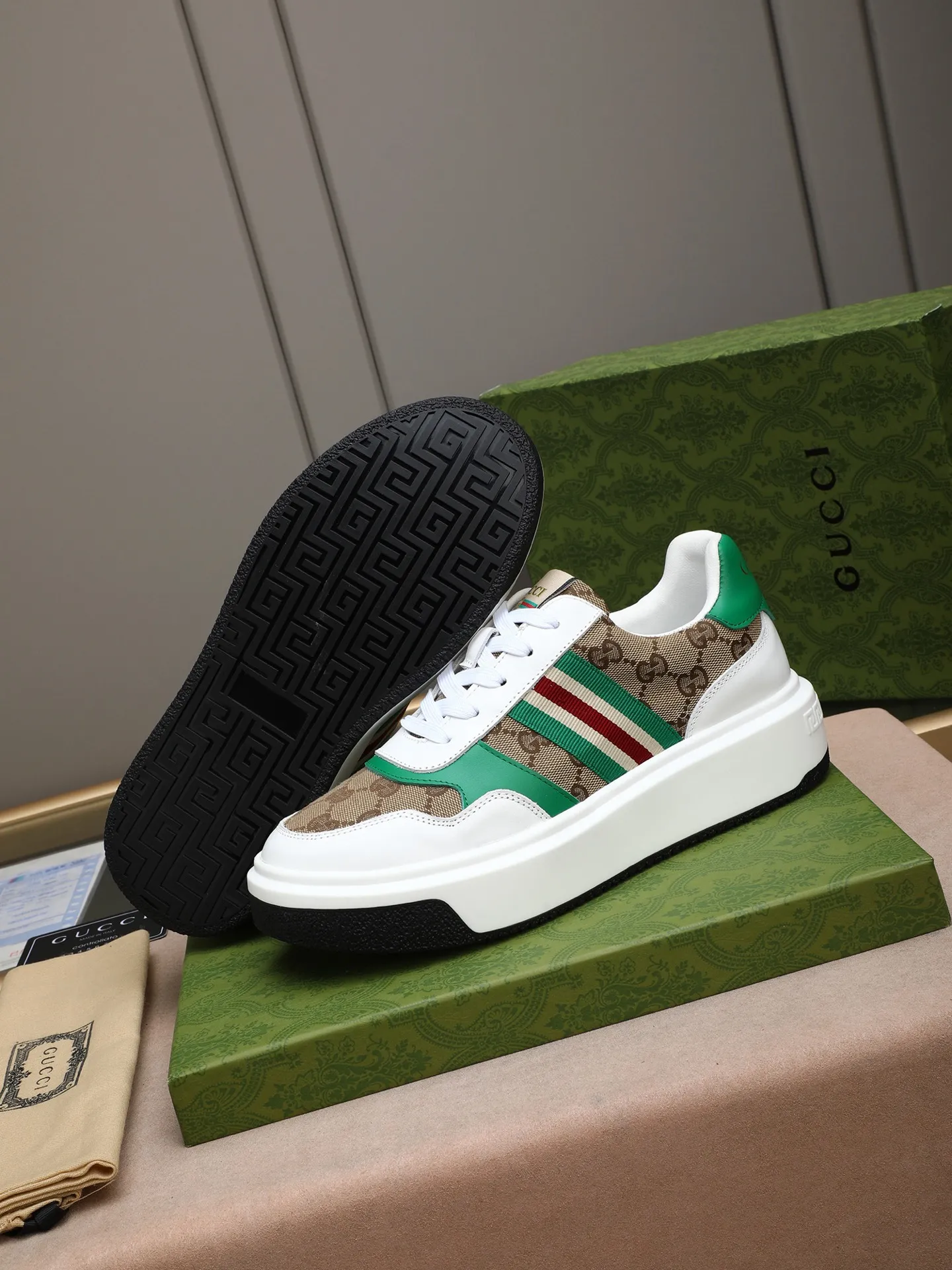 Men's shoes 💰480 New men's shoes GUCCI Fashion trend Made of first-layer calfskin ➕ washed sheep lining! The foot feels super comfortable and the workmanship is impeccable. Foam ultra-light outsole, size: 38-44 (45 customized) 3 colors to choose from!